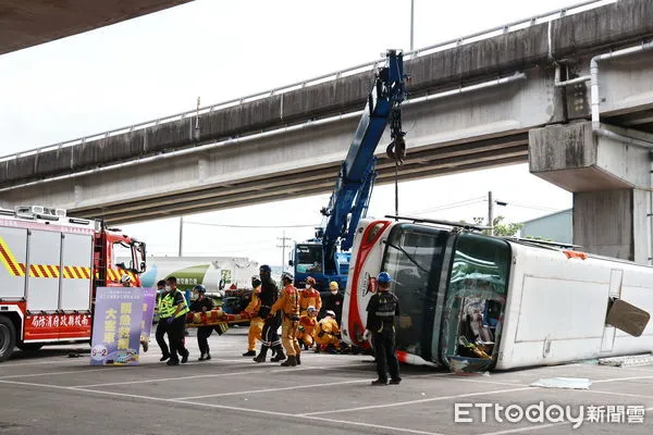 ▲南投縣政府辦理陸上重大交通事故災防演習，中央地方聯合救災。（圖／南投縣政府提供）