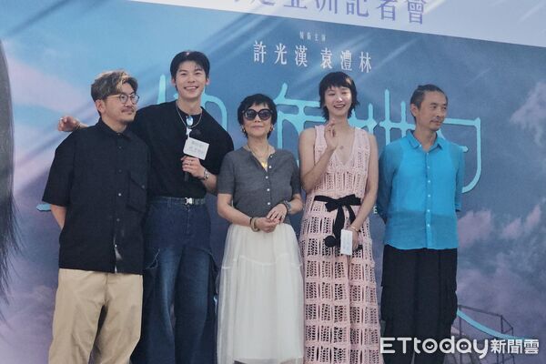 ▲《他年她日》監製張艾嘉、導演龔兆平、製作暨藝術總監文念中與男女主角許光漢、袁澧林，在香港亮相合體。（圖／記者蕭采薇攝）