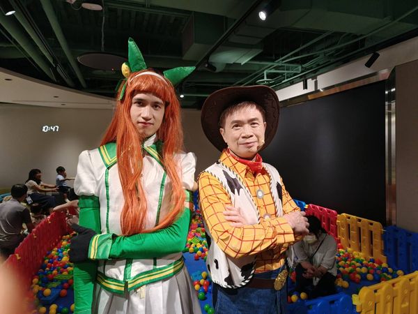 ▲貿協董事長黃志芳(右)帶著兒子(左)一起參加貿協家庭日，還一起玩角色扮演。（圖／記者張佩芬攝）