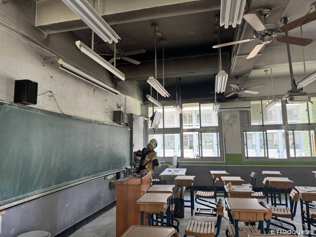 鬼月驚魂！高雄海青工商返校日...學生剛踏進教室「電視突自燃」