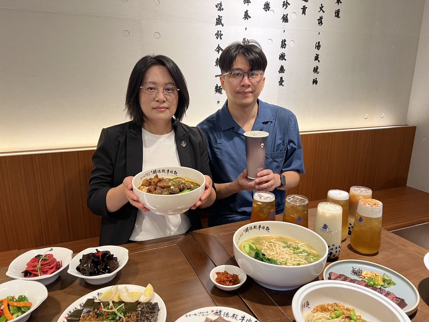 ▲▼築間總經理周秀花（左）與三億茶總監吳宗翰（右）。（圖／記者高兆麟攝）