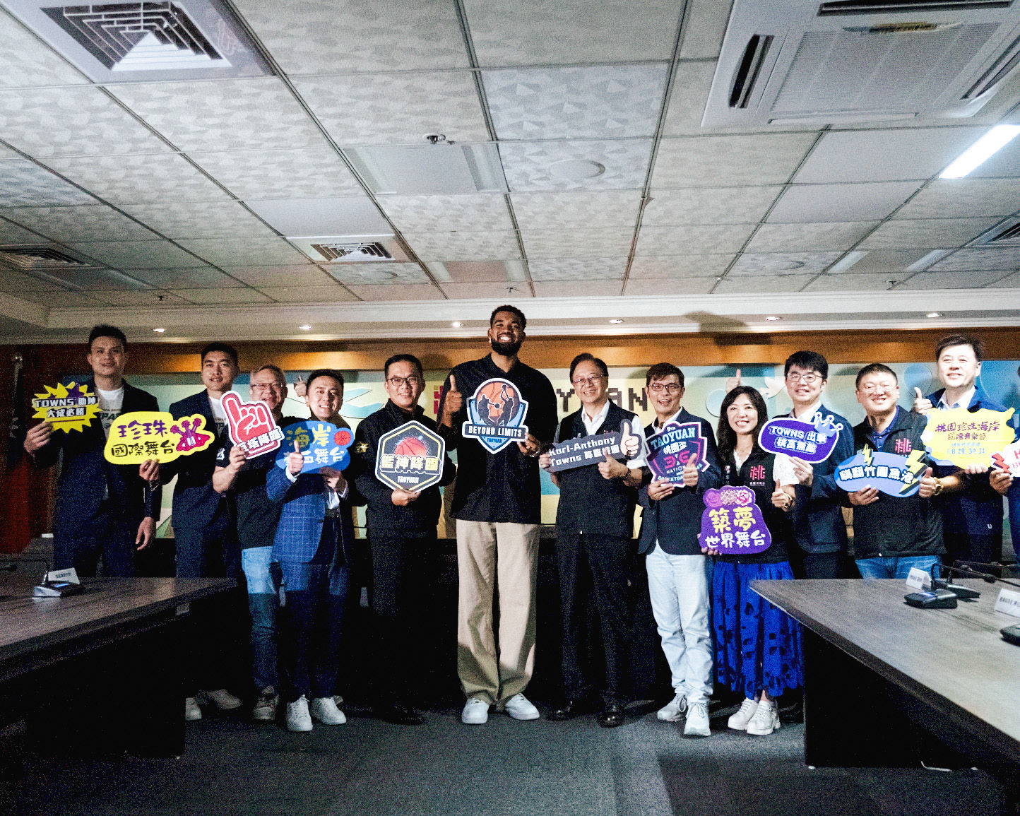 ▲▼NBA明星長人唐斯拜訪桃園市政府，市長張善政熱情接待。（圖／桃園市政府體育局提供）