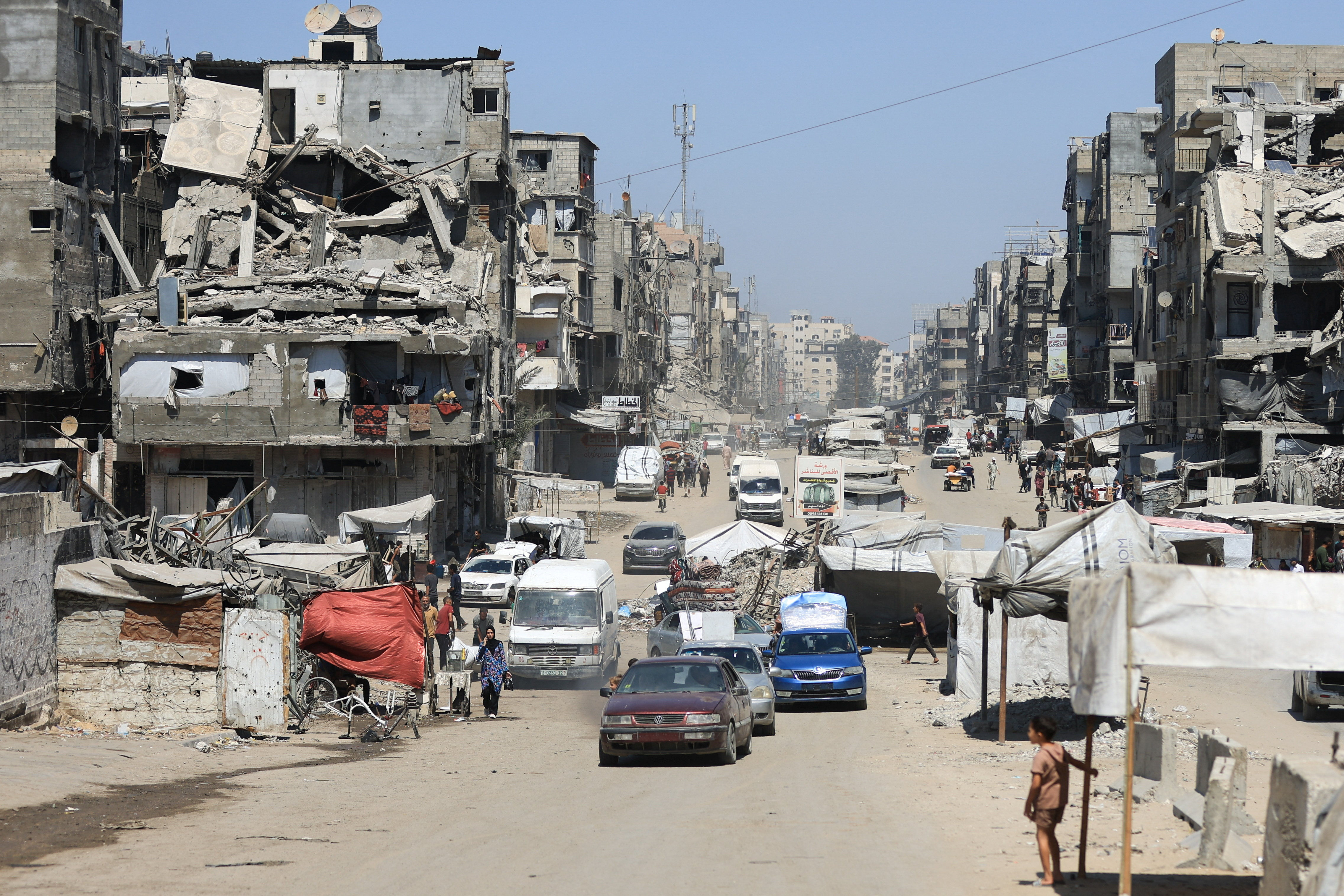 ▲▼在以色列襲擊下,巴勒斯坦人從加薩市的一個地區逃往另個地區。(圖/路透)