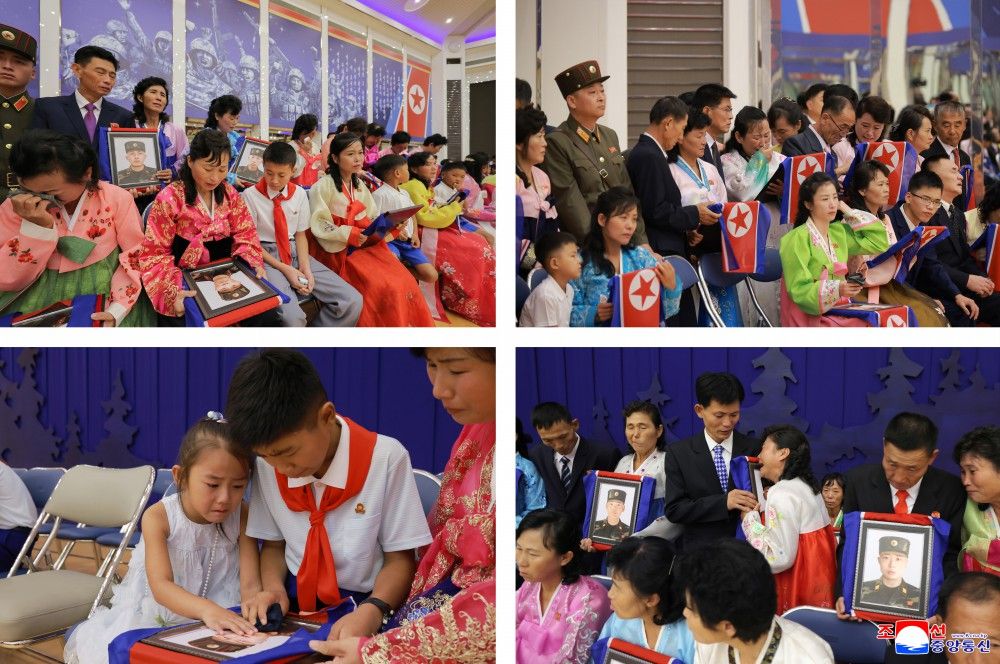 ▲▼遺孀和年幼子女捧著丈夫與父親遺照落淚。（圖／翻攝自朝中社）