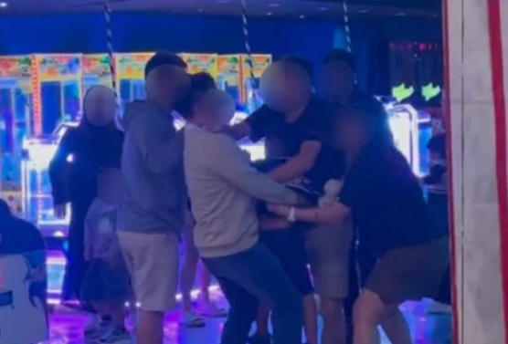 ▲▼以為是親弟！少年拉錯人「被當人販子」。（圖／翻攝自YouTube）