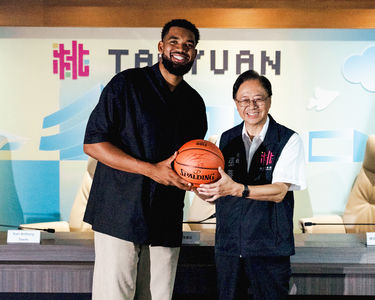 NBA明星長人唐斯造訪桃園市府 張善政邀他體驗大溪老街