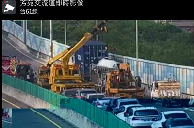 快訊／西濱南下197K「貨車聯結車追撞」駕駛受困　全線封閉中