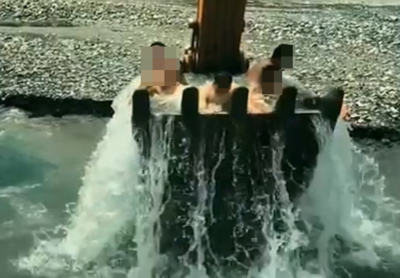 用怪手玩人肉涮涮鍋！台東工人坐挖斗溪邊玩水畫面曝光　恐遭開罰