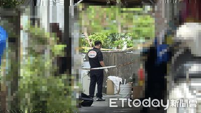 高雄命案現場畫面曝！姐弟戀同居「女亡滿牆血」　鑑識人員採證中