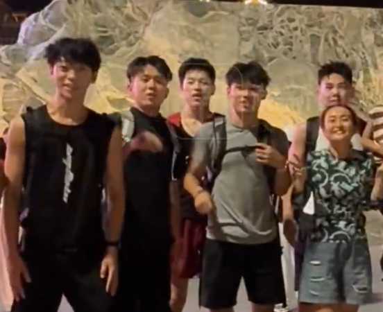 ▲▼2陸女花超12萬元找24位鮮肉陪爬泰山。（圖／翻攝自微博）