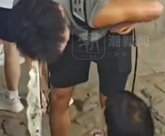 ▲▼2陸女花超12萬元找24位鮮肉陪爬泰山。（圖／翻攝自微博）