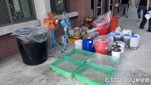 ▲台南市善化分局警方夜襲工寮，當場瓦解隱密製毒工廠，逮捕3嫌。（圖／記者林東良翻攝，下同）