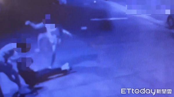 ▲▼兩女不滿被搭訕，酒吧散場門口堵人，當街上演兩女毆一男。（圖／記者邱中岳翻攝）