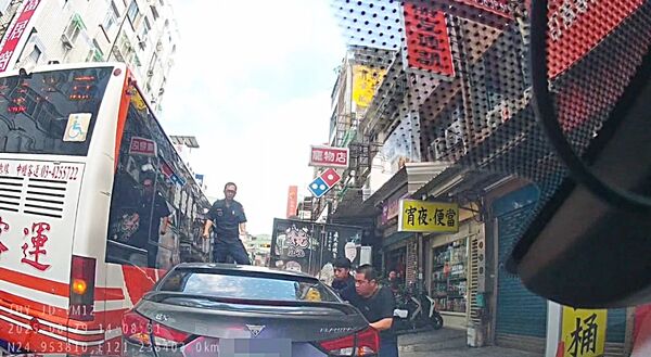 ▲桃園市平鎮警方今天下午巡邏時，發現詐領贓款車手車輛出現，瘋狂逃逸後連續撞擊公車、貨車與警車，警方破窗拘捕2男1女犯嫌到案。（圖／平鎮警方提供）