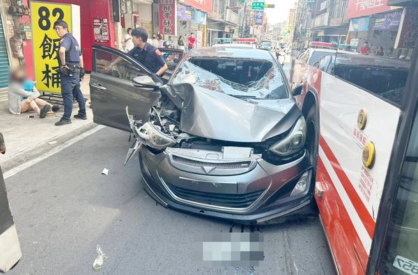 ▲平鎮警方破窗拘捕2男1女犯嫌拖出車外。（圖／平鎮警方提供）