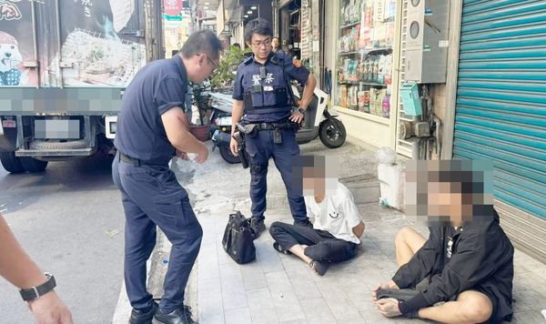 ▲平鎮警方破窗將拒檢2男1女犯嫌拖出車外，帶回派出所偵訊。（圖／平鎮警方提供）