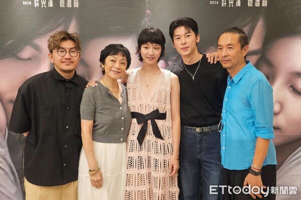 ▲《他年她日》監製張艾嘉、導演龔兆平、製作暨藝術總監文念中與男女主角許光漢、袁澧林，在香港亮相合體。（圖／記者蕭采薇攝）
