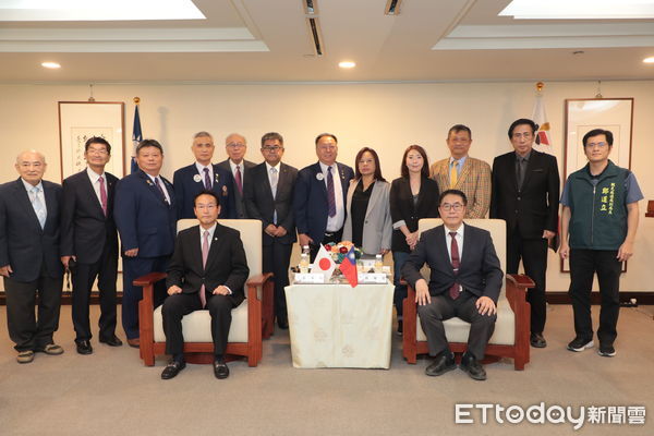 ▲日本群馬縣安中市市長岩井均拜會台南市長黃偉哲，雙方熱絡交流。（圖／記者林東良翻攝，下同）