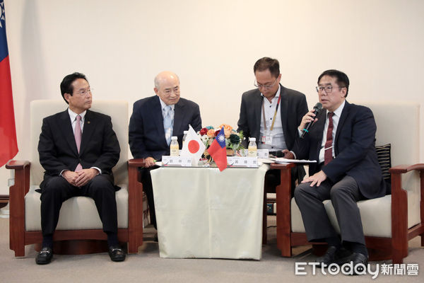 ▲日本群馬縣安中市市長岩井均拜會台南市長黃偉哲，雙方熱絡交流。（圖／記者林東良翻攝，下同）