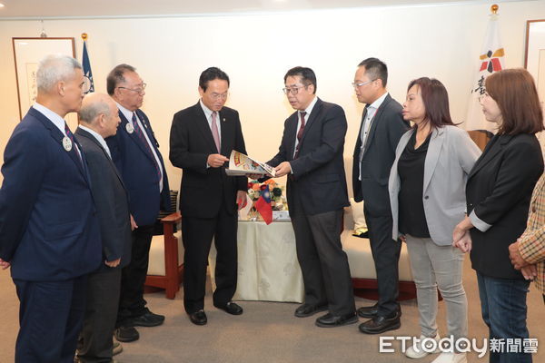 ▲日本群馬縣安中市市長岩井均拜會台南市長黃偉哲，雙方熱絡交流。（圖／記者林東良翻攝，下同）