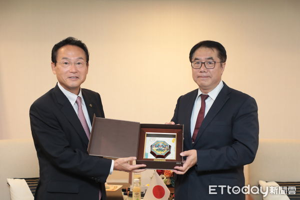 ▲日本群馬縣安中市市長岩井均拜會台南市長黃偉哲，雙方熱絡交流。（圖／記者林東良翻攝，下同）