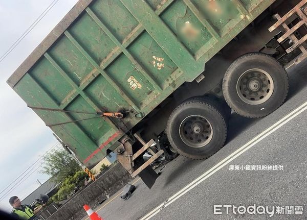 ▲▼ 屏東嚴重車禍！騎士路口猛撞砂石車　安全帽噴飛當場慘死。（圖／記者陳崑福翻攝）