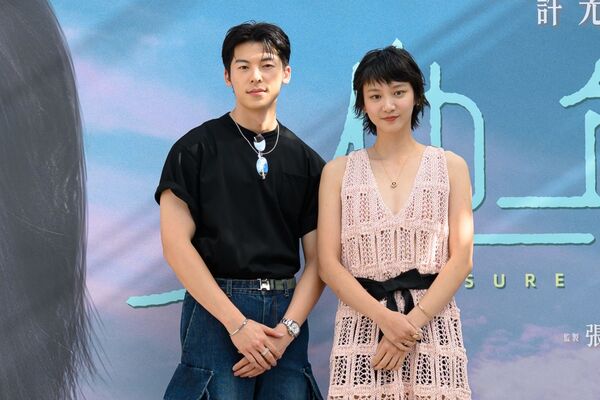 ▲《他年她日》監製張艾嘉、導演龔兆平、製作暨藝術總監文念中與許光漢、袁澧林亮相合體。（圖／甲上提供）