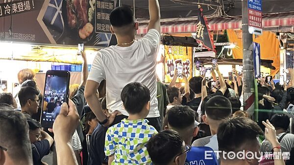 ▲▼角頭電影到瑞豐夜市宣傳，現場被擠得水洩不通。（圖／記者吳世龍攝）