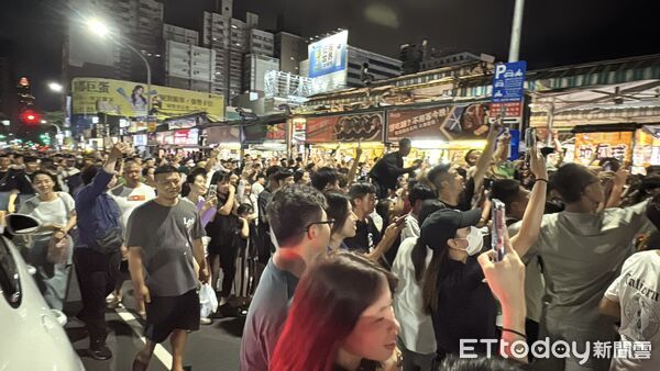 ▲▼角頭電影到瑞豐夜市宣傳，現場被擠得水洩不通。（圖／記者吳世龍攝）