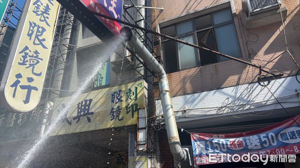 ▲台南北區開元路一處民宅廚房發生火警，消防局迅速出動撲滅。（圖／記者林東良翻攝，下同）
