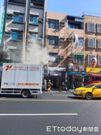 ▲台南北區開元路一處民宅廚房發生火警，消防局迅速出動撲滅。（圖／記者林東良翻攝，下同）