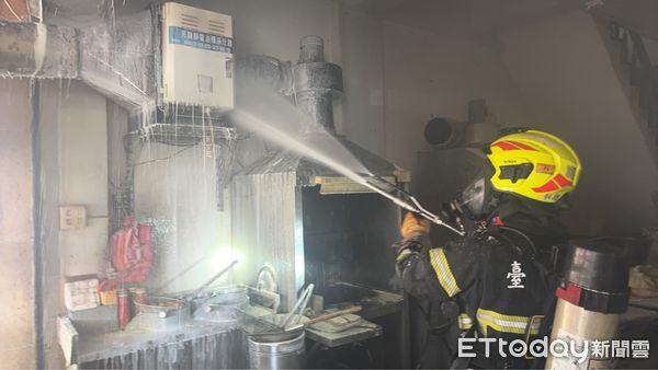 ▲台南北區開元路一處民宅廚房發生火警，消防局迅速出動撲滅。（圖／記者林東良翻攝，下同）