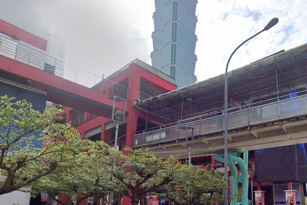 ▲▼北市信義區商圈二樓空橋上，驚見一男一女疑似當眾發生親密行為。（圖／翻攝自谷歌地圖）