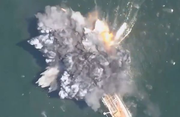 ▲▼烏克蘭偵察艦「辛菲洛普號」遭俄無人艇炸沉畫面曝 至少2船員身亡。（圖／翻攝自x）