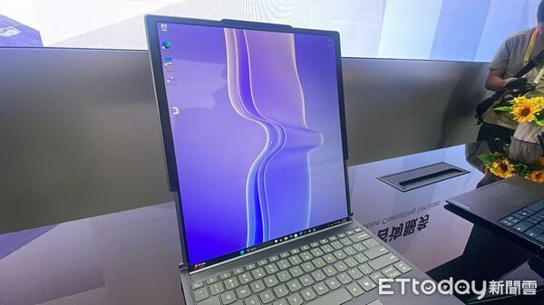 ▲▼  聯想、未來中心、ＡＩ、「卷王」螢幕曝光、概念機、透明螢幕、太陽能筆電、捲軸螢幕           。（圖／記者任以芳攝）