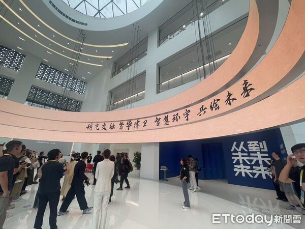 ▲▼  聯想、未來中心、ＡＩ、「卷王」螢幕曝光、概念機、透明螢幕、太陽能筆電、捲軸螢幕           。（圖／記者任以芳攝）