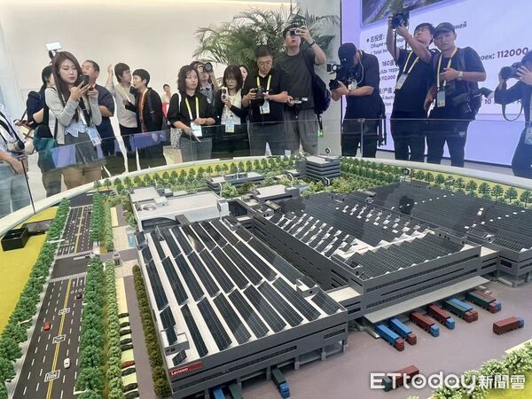 ▲▼  聯想、未來中心、ＡＩ、「卷王」螢幕曝光、概念機、透明螢幕、太陽能筆電、捲軸螢幕           。（圖／記者任以芳攝）