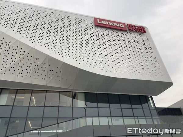 ▲▼  聯想、未來中心、ＡＩ、「卷王」螢幕曝光、概念機、透明螢幕、太陽能筆電、捲軸螢幕           。（圖／記者任以芳攝）