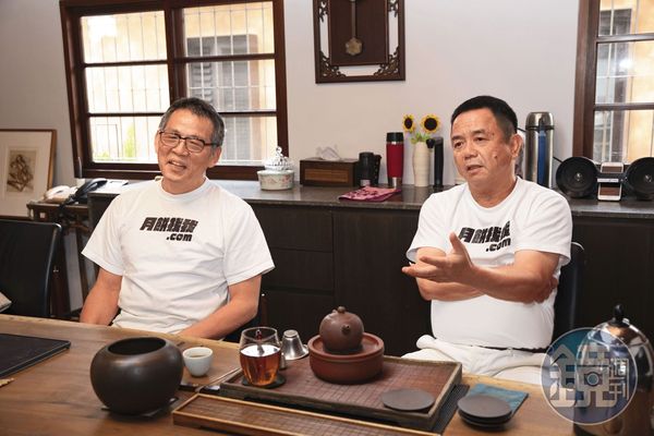 許銘仁（右）於12年前延攬施宏漳（左）加入團隊，並在2023年退居幕後，2人攜手為微熱山丘轉型布局，解除伴手禮危機。