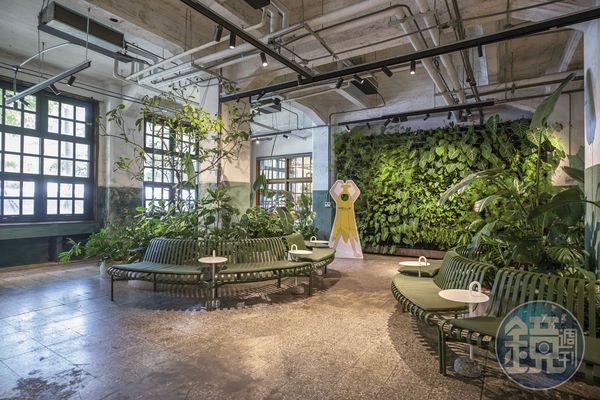 台北松菸倉庫舊址裡，以綠色植栽打造「微笑蜜樂」門市，定位生活甜點與隨手可得的幸福滋味。