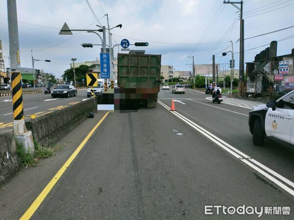 ▲▼屏東新園死亡車禍，機車撞上聯結車，騎士慘死。（圖／記者陳崑福翻攝）