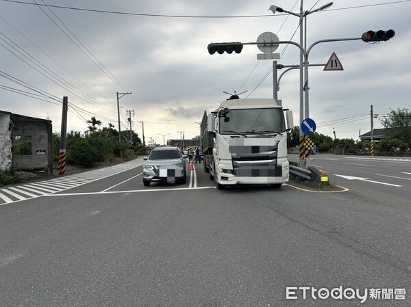 ▲▼屏東新園死亡車禍，機車撞上聯結車，騎士慘死。（圖／記者陳崑福翻攝）