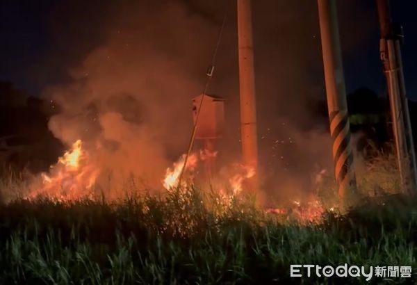 ▲▼金門縣金寧鄉西堡石頭牌暗夜火燒埔。（圖／記者林名揚翻攝）