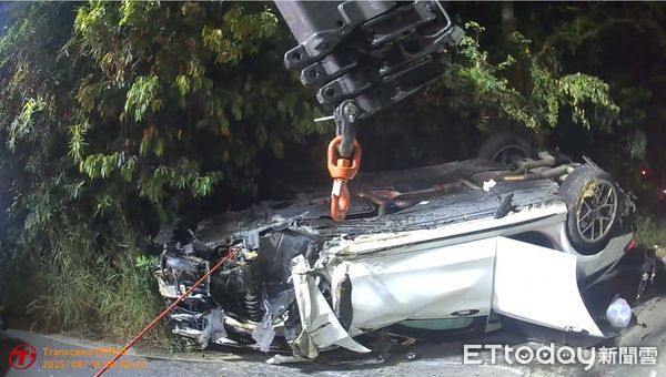 ▲▼新竹縣湖口鄉車禍，轎車擦撞電桿翻覆，1人命危。（圖／記者楊永盛翻攝）