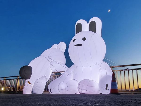 ▲3隻兔兔Q在新月橋。（圖／新北市高灘處提供）