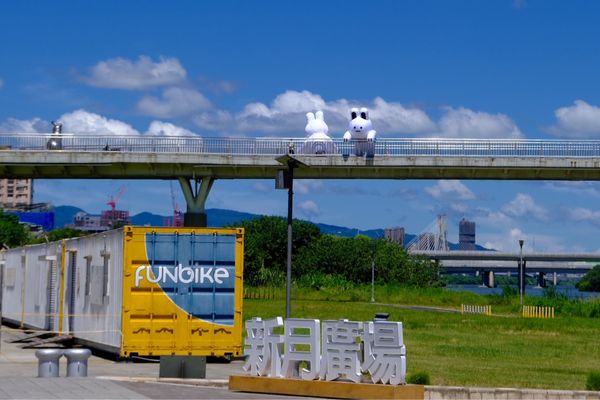 ▲3隻兔兔Q在新月橋。（圖／新北市高灘處提供）
