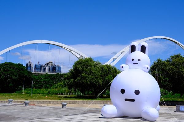 ▲3隻兔兔Q在新月橋。（圖／新北市高灘處提供）