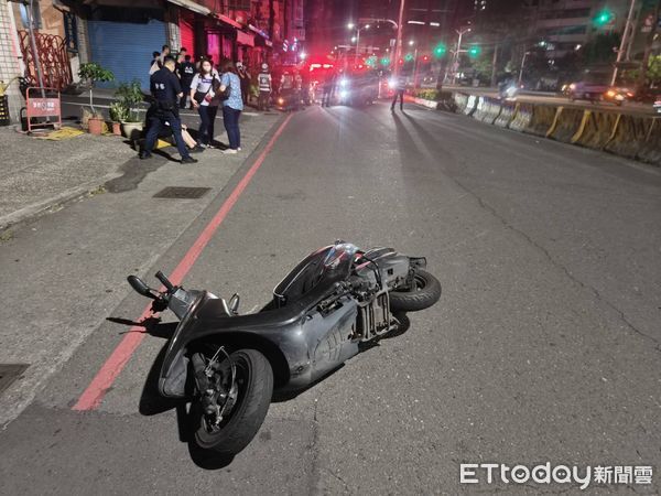 ▲▼通緝犯抱男嬰。（圖／記者許宥孺翻攝）