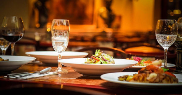 交友軟體認識！約文華東方爽吃31萬　男子「尿遁閃人」她受騙報警