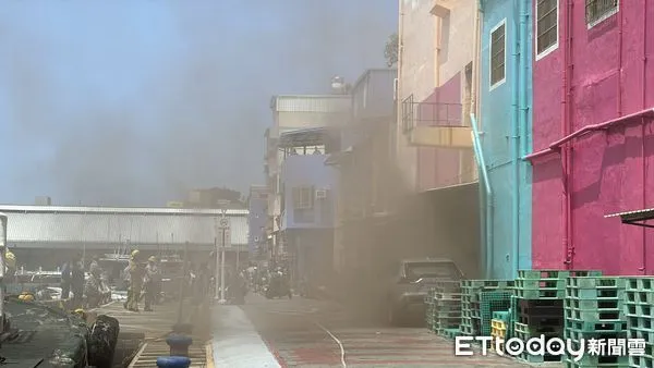▲高雄鼓山區一家製冰廠、水產公司發生火警。（圖／記者吳世龍攝）